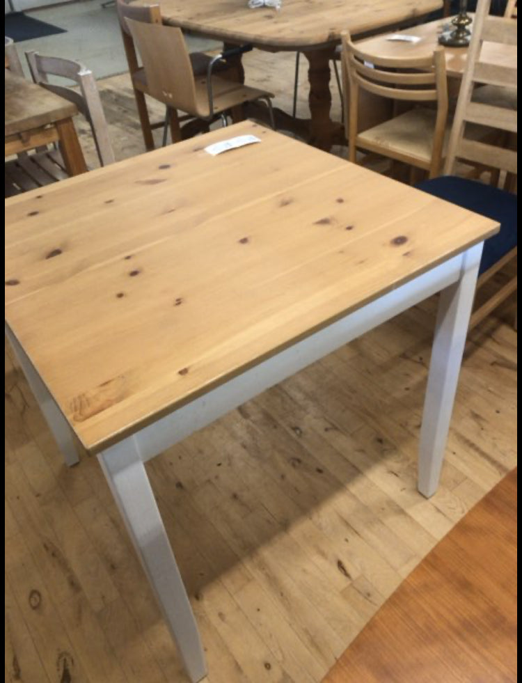 Spisebord til den lille plads